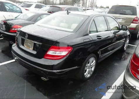 2008 Mercedes-Benz C300 z USA, uszkodzony, nr VIN WDDGF54X48R014448